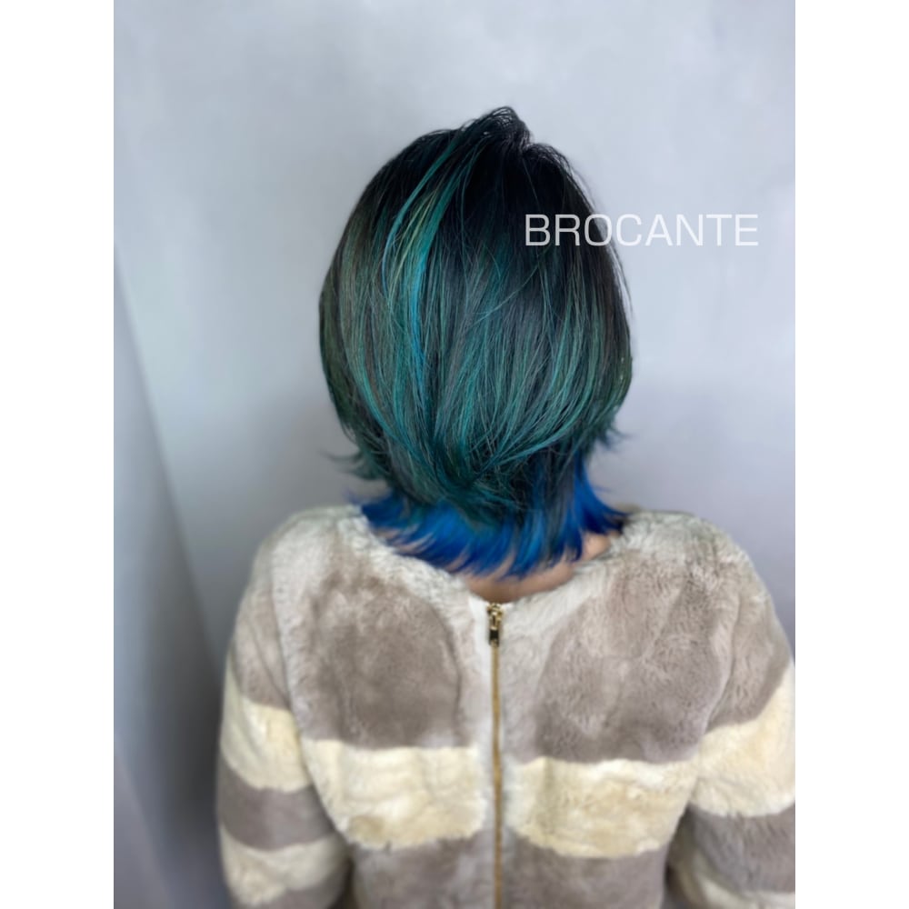 派手髪 青 ブルー インナーカラー ミディアム 個性的 Brocante Luxbeブロカントラックスビー立川北口店 ブロカントラックスビータチカワキタグチテン のヘアスタイル 美容院 美容室を予約するなら楽天ビューティ