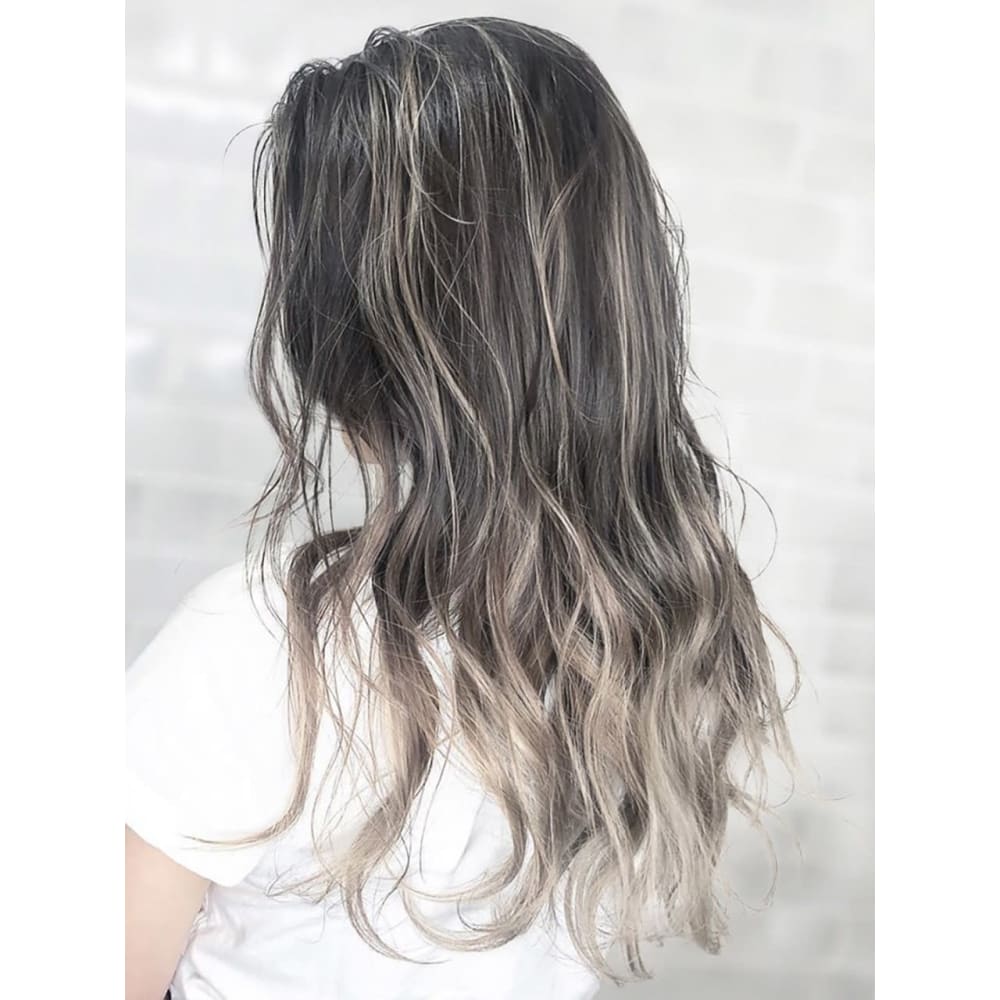 Aube Hair シルキーグレーハイライト 耳かけウェー Aube Hair Lien 札幌3号店 オーブヘアリアン サッポロサンゴウテン の ヘアスタイル 美容院 美容室を予約するなら楽天ビューティ