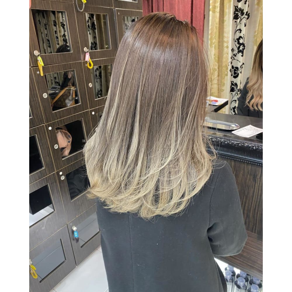 ホワイトベージュのグラデーションカラー Prize 錦糸町店 プライズ のヘアスタイル 美容院 美容室を予約するなら楽天ビューティ