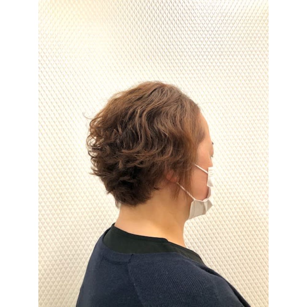 ショート くせ毛風パーマ 小顔 ウェーブ 暖色系カラー 50 Qualis 上福岡店 クオリスカミフクオカテン のヘアスタイル 美容院 美容室を予約するなら楽天ビューティ