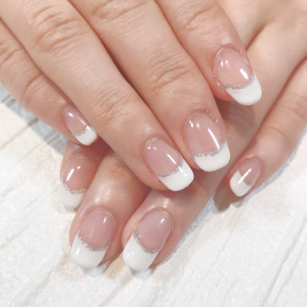 白 フレンチ ラメライン Nail Salon Amule ネイルサロンアミュール のネイルデザイン ネイル まつげサロンを予約するなら楽天ビューティ