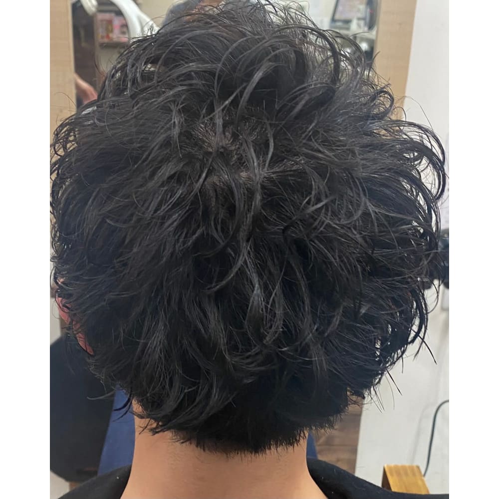 強めスパイラルパーマ ショートマッシュ Barbershop Rudus バーバーショップ ルーダス のヘアスタイル 美容院 美容室を予約するなら楽天ビューティ