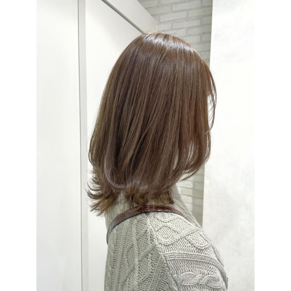 ミディアムレイヤーカット アッシュベージュ Col By Kenje コルバイケンジ のヘアスタイル 美容院 美容室を予約するなら楽天ビューティ