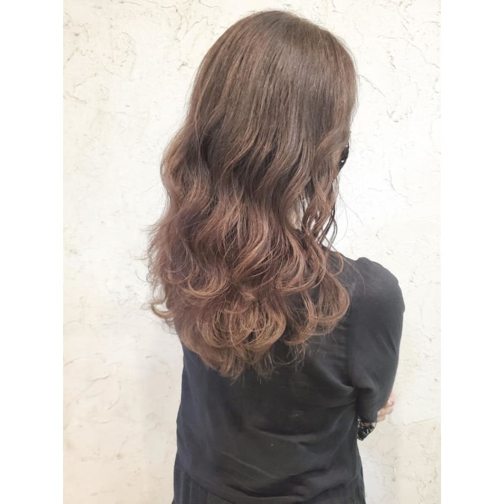 Flor 戸塚 ゆるカール アッシュピンクベージュ Flor フロール のヘアスタイル 美容院 美容室を予約するなら楽天ビューティ Flor 戸塚 ゆるカール アッシュピンクベージュ Flor フロール のヘアスタイル 美容院 美容室を予約するなら楽天ビューティ