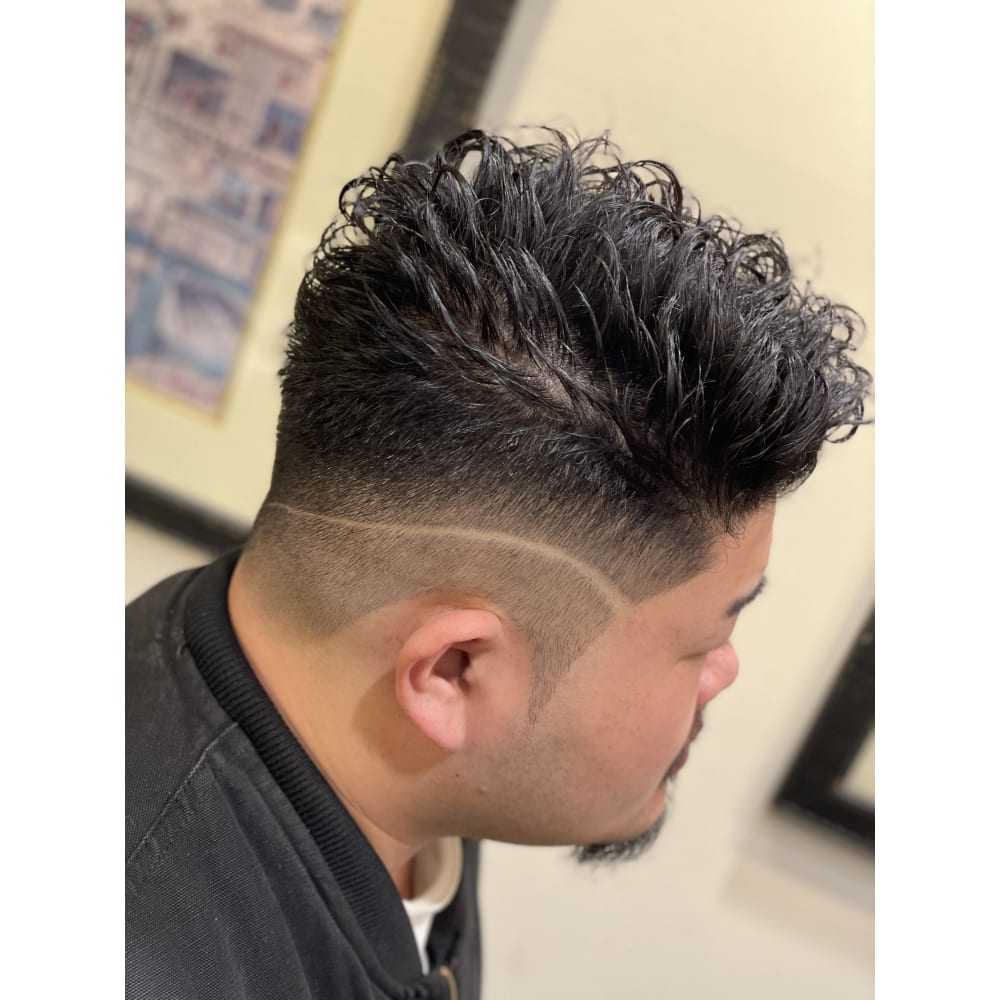 躍動パーマ スキンフェード デザインライン Hiro Ginza Barbershop 神楽坂店 ヒロギンザバーバーショップ カグラザカテン のヘアスタイル 美容院 美容室を予約するなら楽天ビューティ