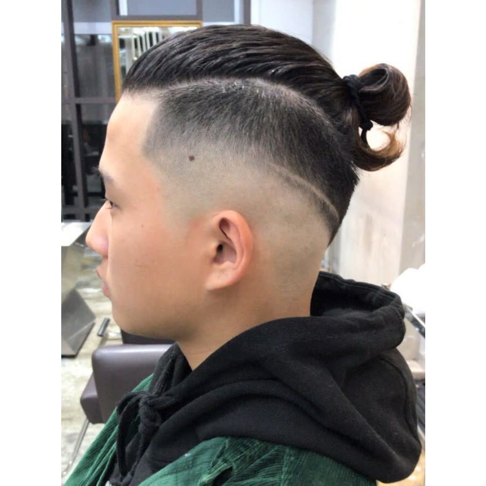 メンズ スキンフェードカットマンバン Guzzle 原宿店 ガズル のヘアスタイル 美容院 美容室を予約するなら楽天ビューティ