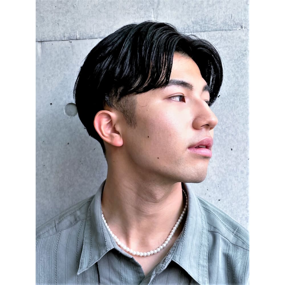 オイルで仕上げる王道センターパート ツーブロック Guzzle 原宿店 ガズル のヘアスタイル 美容院 美容室を予約するなら楽天ビューティ