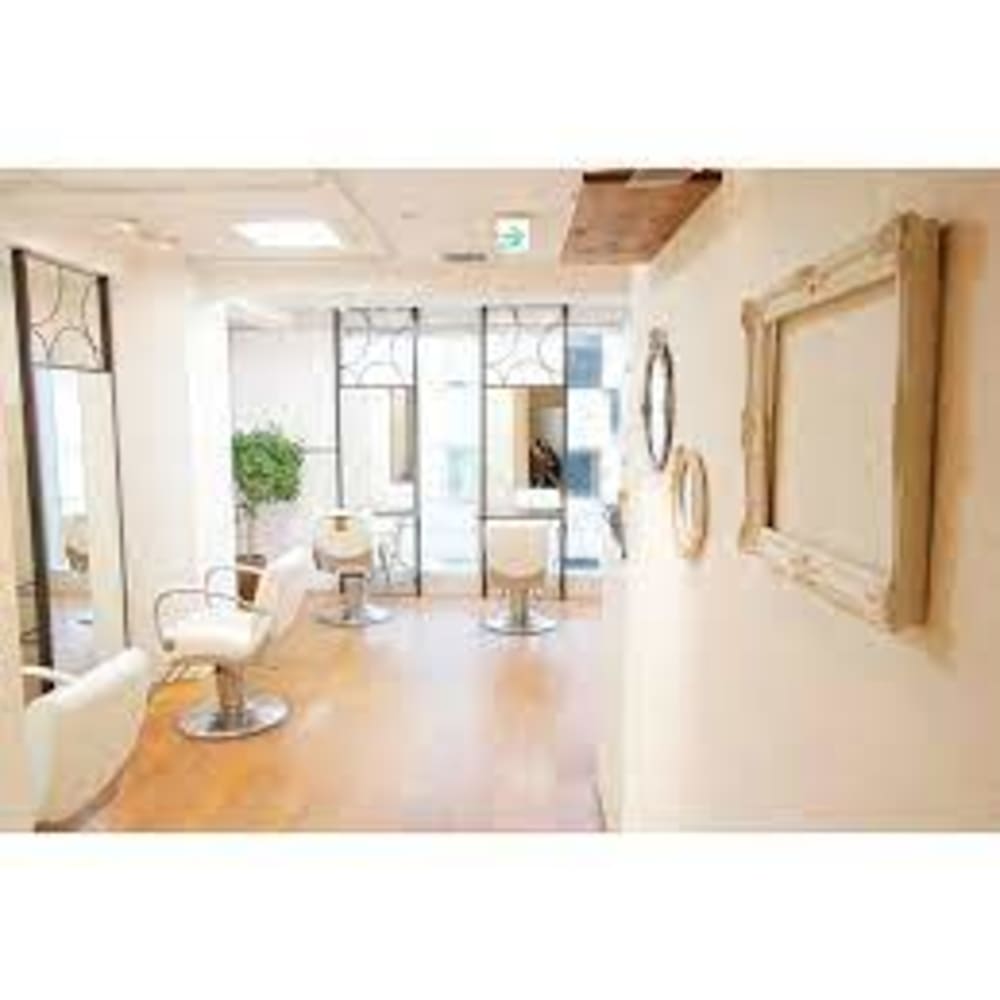 Hair’s groove Nail