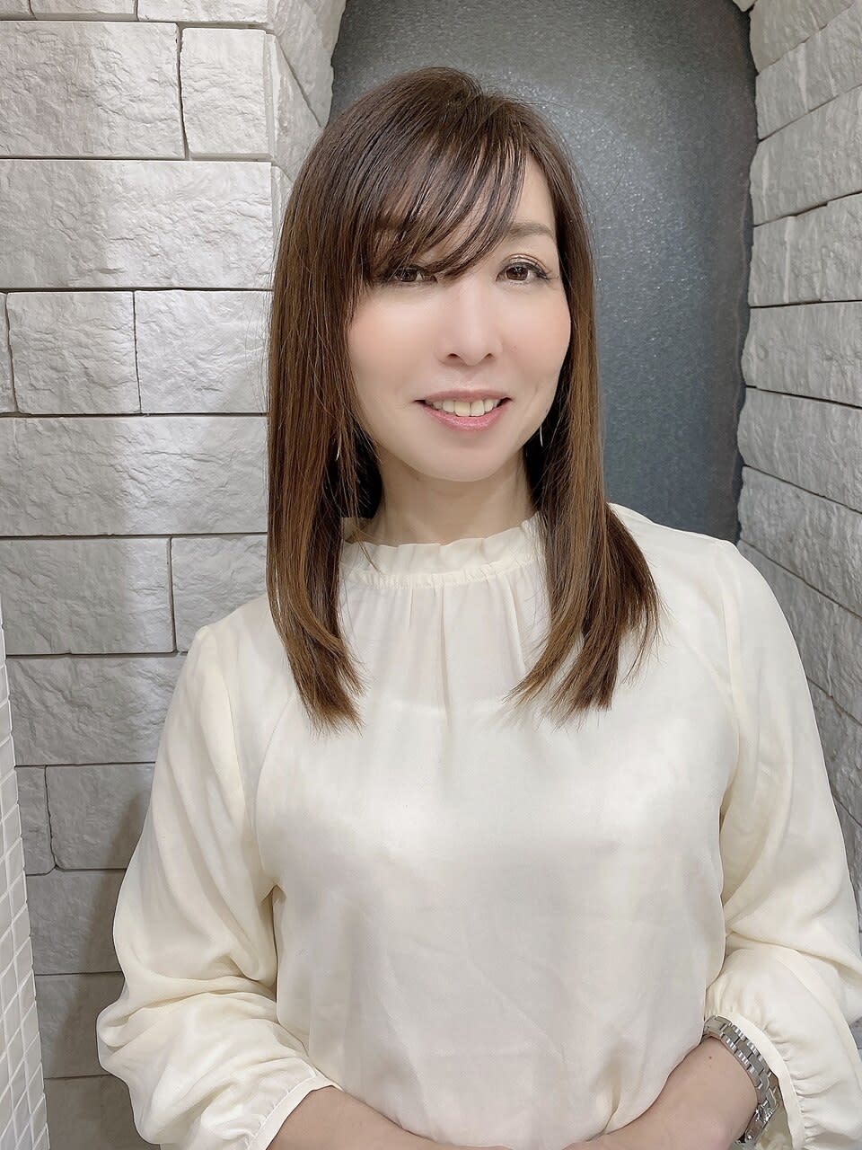 女性 ミディアムヘア