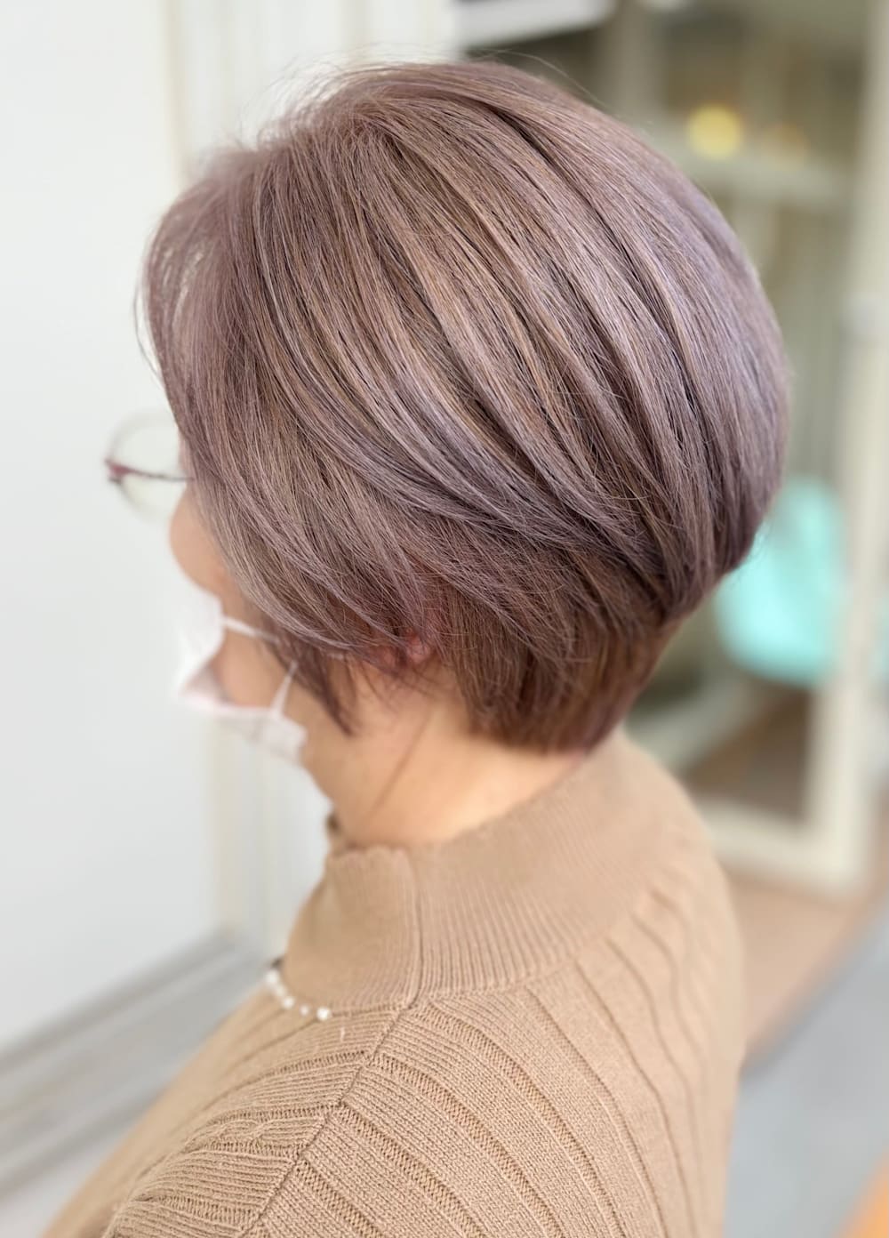 明るいトーンのショートヘア