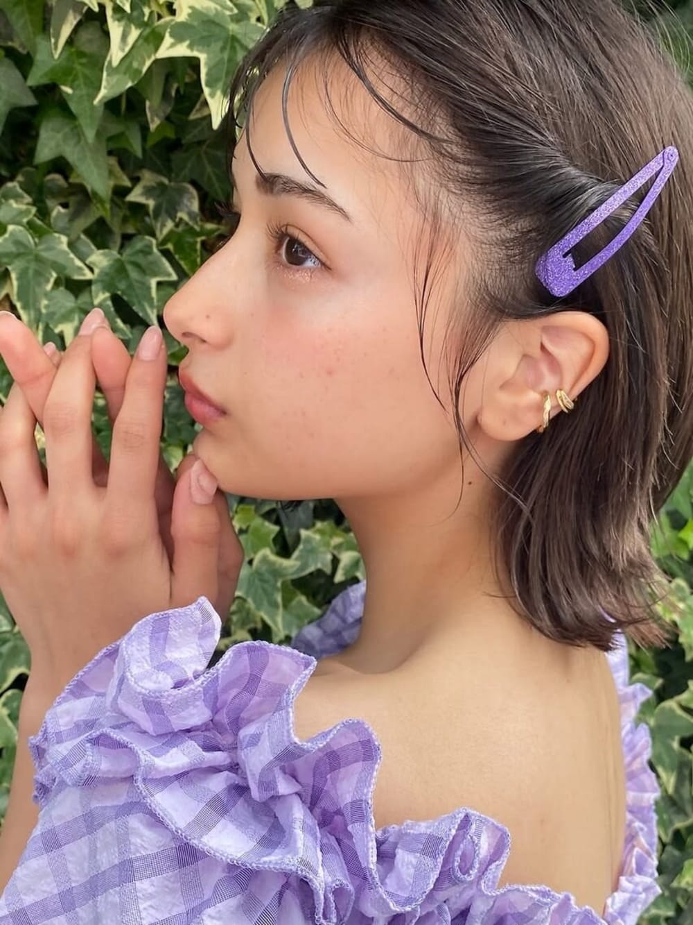 紫のヘアピンをしたシースルーバングの女性の横顔