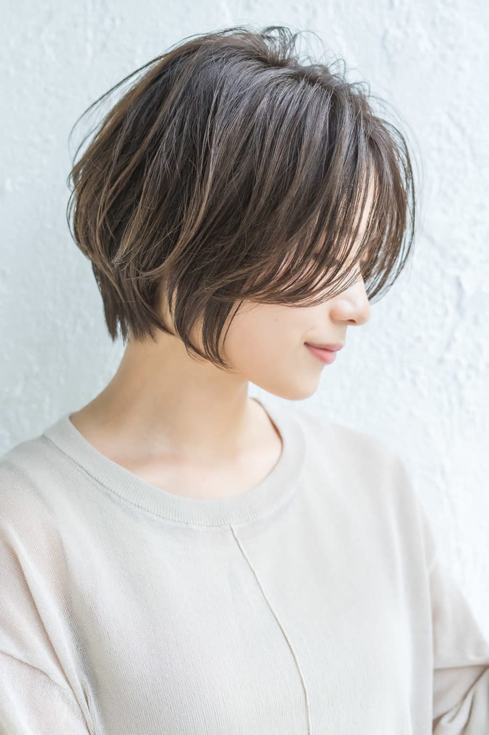 ショートヘアの女性の横顔