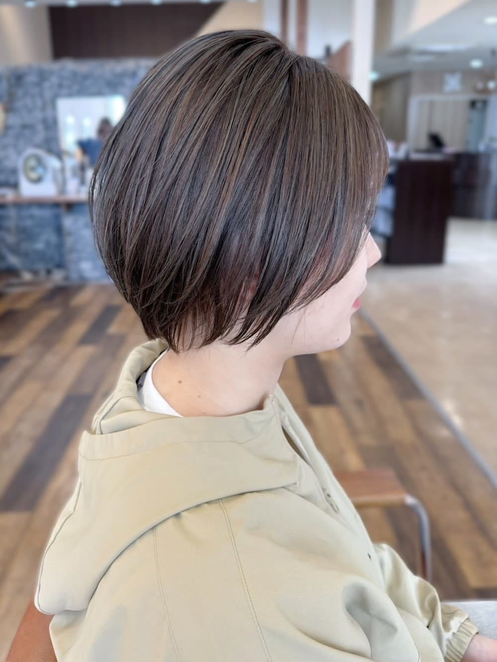 ショートヘアの女性の横顔