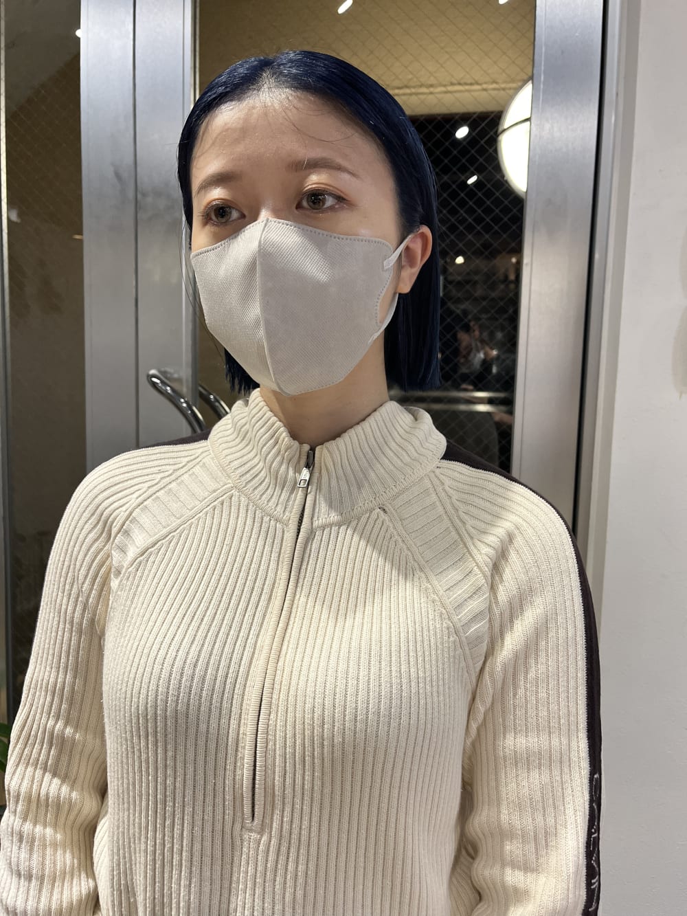 ブルーブラックのヘアスタイル（ブリーチあり）