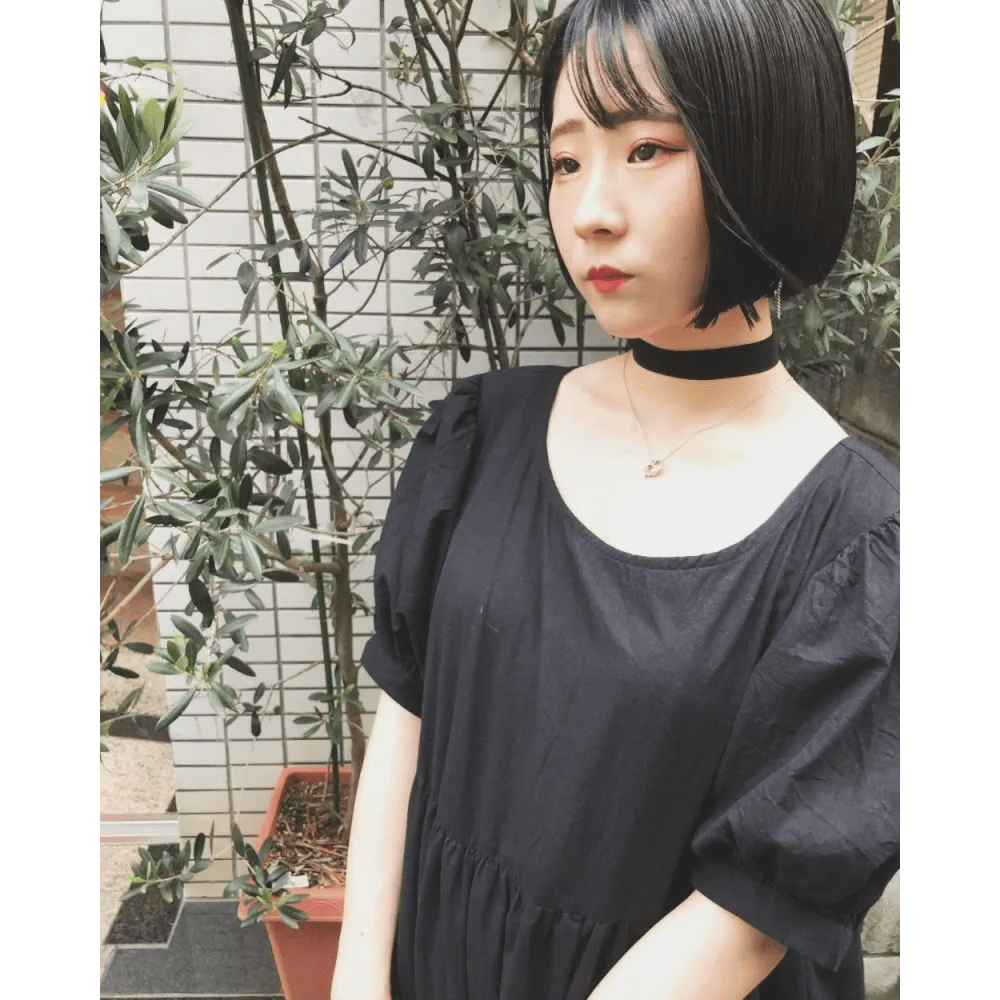 女性 ダークカラーボブ