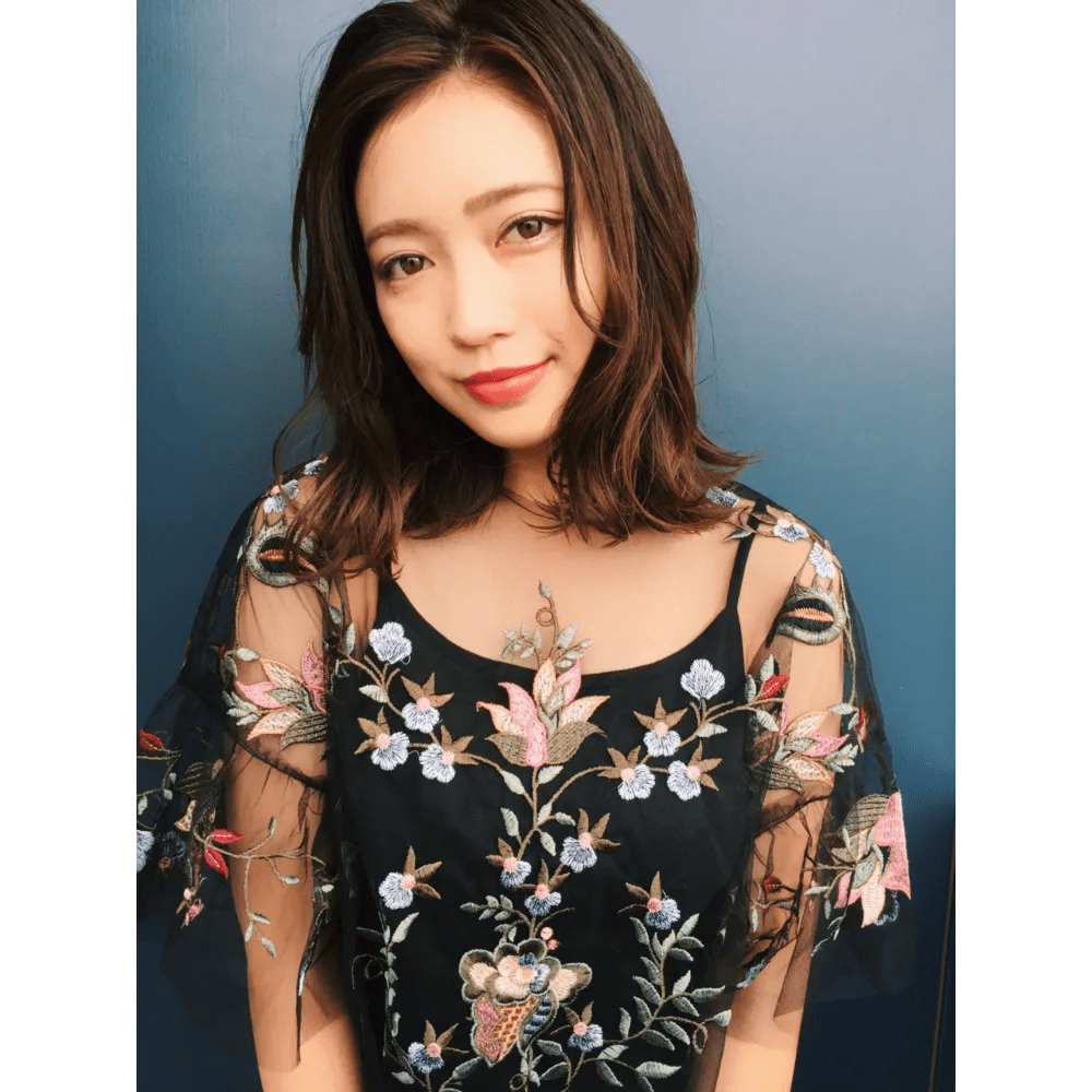 女性 ミディアムヘア