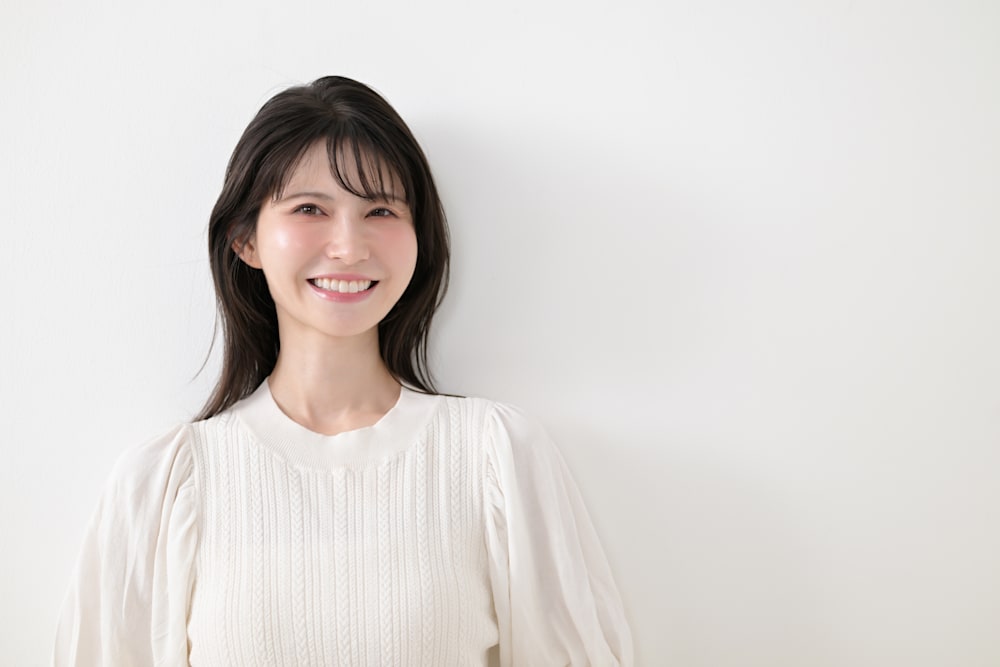 ロングヘアの笑顔の女性