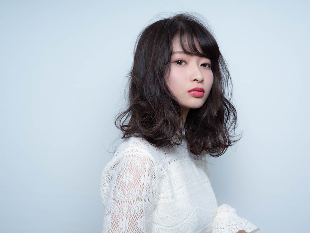 ミディアムヘア・ニュアンスパーマの女性