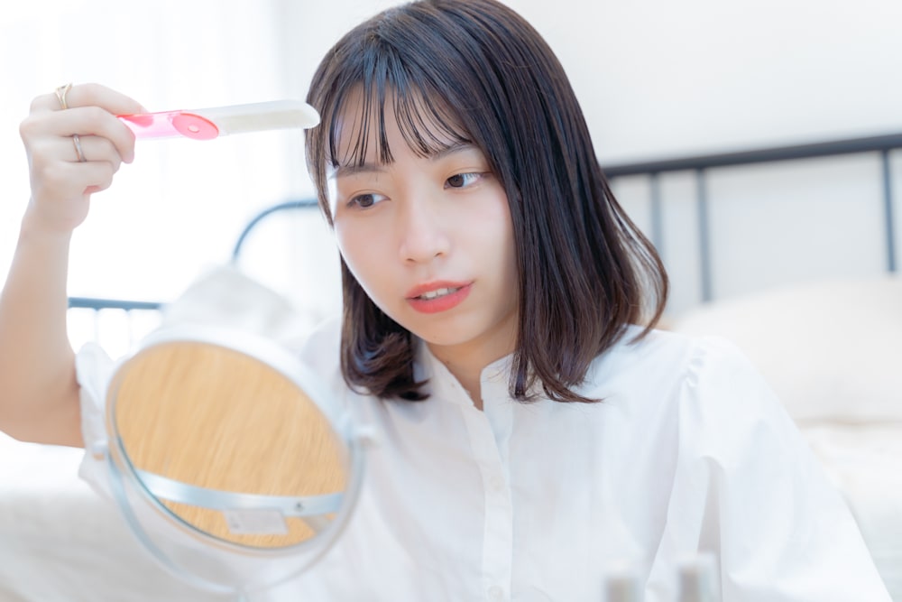 前髪をとかす女性