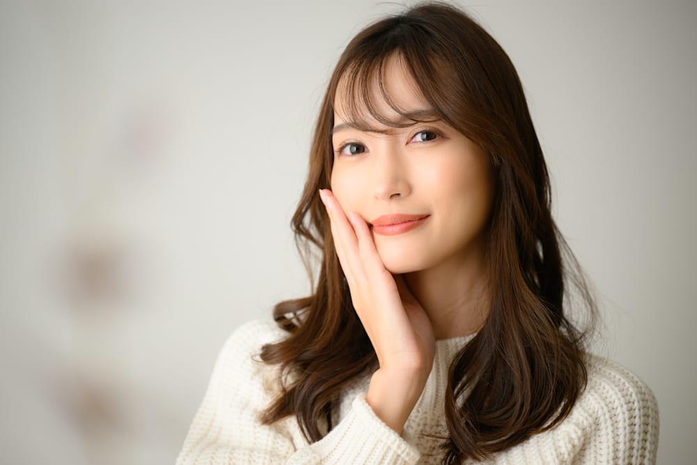 頬に手を当てている女性