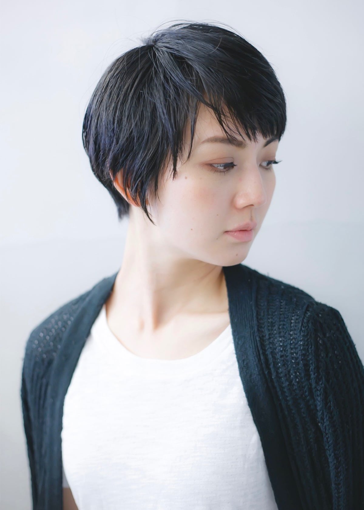 黒髪で作る大人可愛いミニマムショートヘア