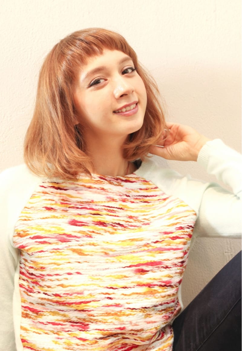 個性的をプラスしたミディアムヘアスタイル