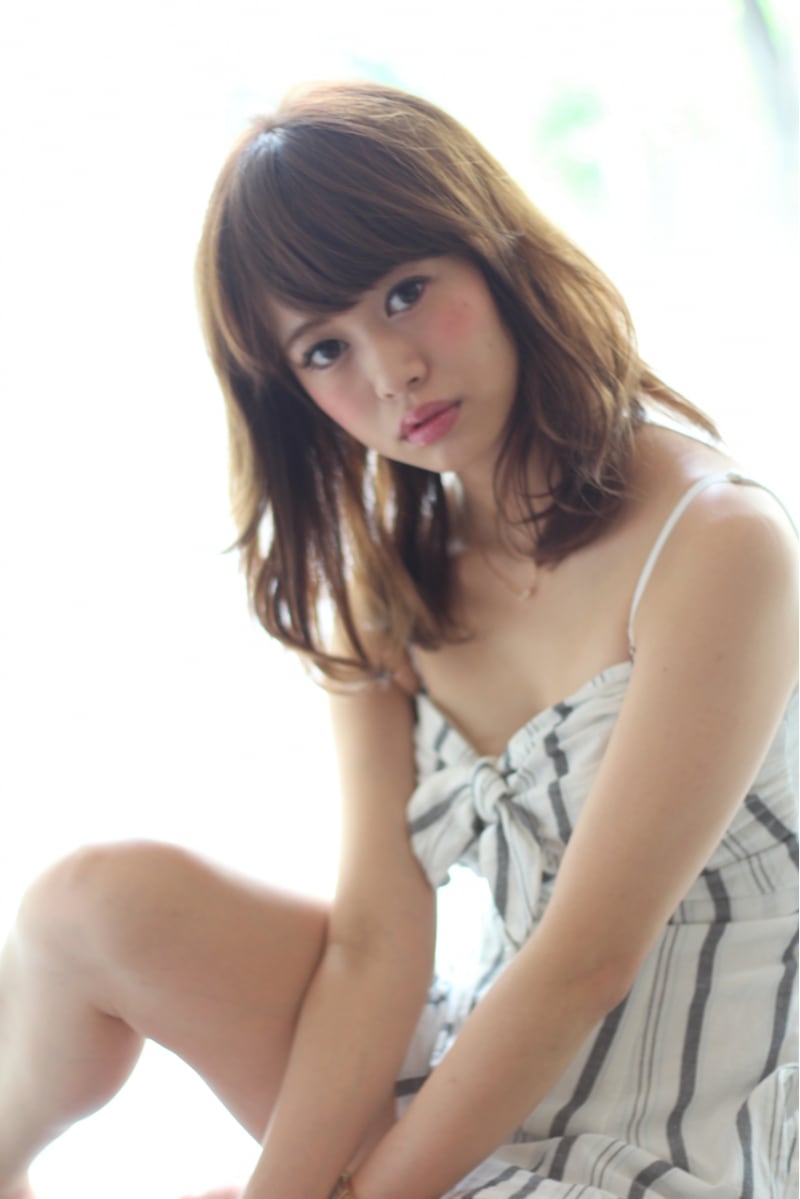 ゆる髪がフェミニンなミディアムヘアスタイル