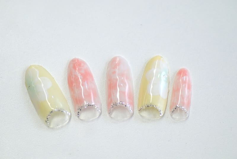 2:淡く華やかなネイルデザイン!