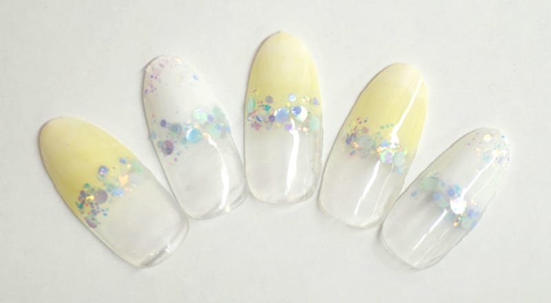 4:ホロをアクセントにしたフレッシュネイルデザイン!