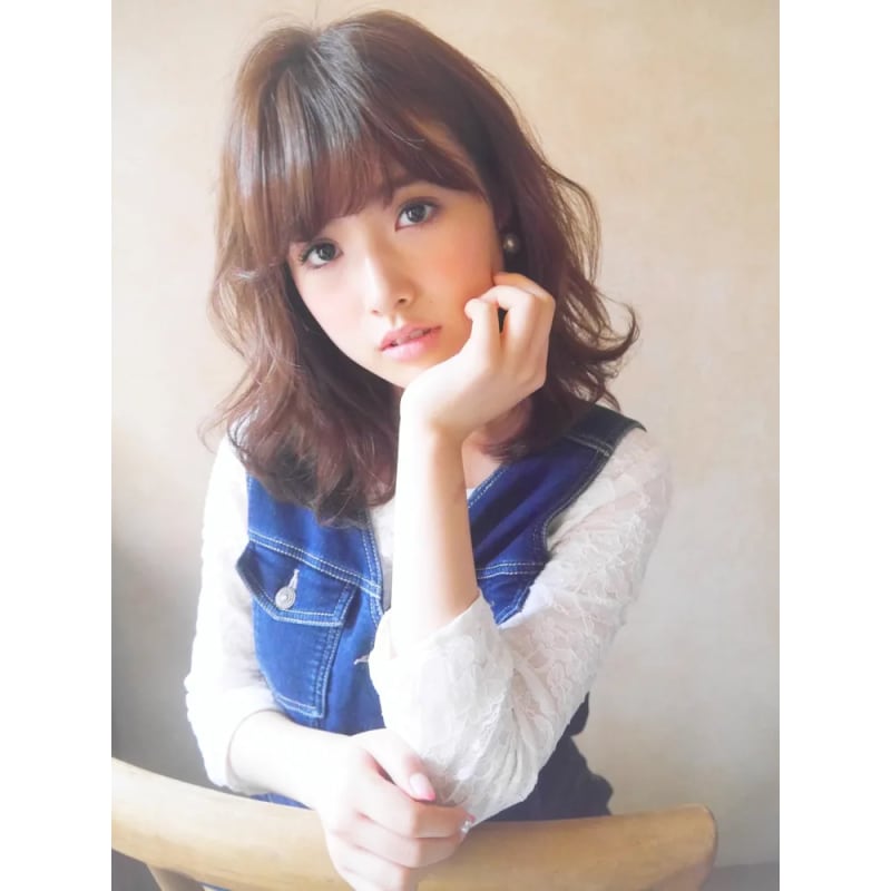 軽やかなふんわりミディアムヘアスタイル