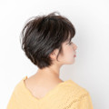 バックへ流す暗髪ショート
