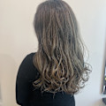 プラチナグレージュ×アッシュグレー×かきあげバング×ロング