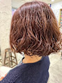 赤みブラウン×くせ毛風パーマ／女性パーマスタイル