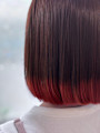 さりげない赤が大人可愛い◎毛先レッドの艶ボブ