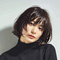 柔らかく動く毛先で魅せる大人セミロング。