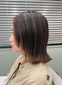 ミディアムヘアにバレイヤージュカラー