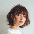 動きと質感を楽しむ柔らかゆるパーマボブ