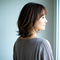 軽やかで上品な大人ミディアムスタイル