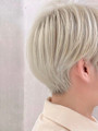 ホワイトブロンドの丸みショート