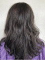 アッシュブラック ロング 巻き髪風パーマ 透明感カラー 艶髪