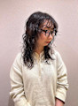 くせ毛風パーマで大人の抜け感を