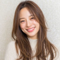 笑顔を引き立てるナチュラルストレートレイヤー