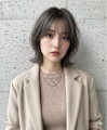 透けるグレージュ×顔周りレイヤーの大人可愛い外ハネくびれボブ