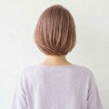 年齢に寄り添う上品ツヤ感ショート。ピンクベージュで白髪カバー