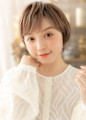 ハイトーンカラーオン眉小顔レイヤーショート　レイヤーカットb