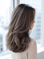 新宿で大人女性の白髪ぼかし｜脱白髪染めハイライトで若見え髪