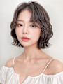 暗髪抜け感ウェットヘア前髪パーマこなれボブp2　ショートボブ