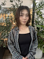 顔まわりレイヤーで魅せる大人のミディアムウルフ