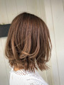 オフィスシーンでも大人気のミディアムヘアー