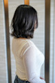 暗髪でも重くならない、自然な動きの大人くびれスタイル